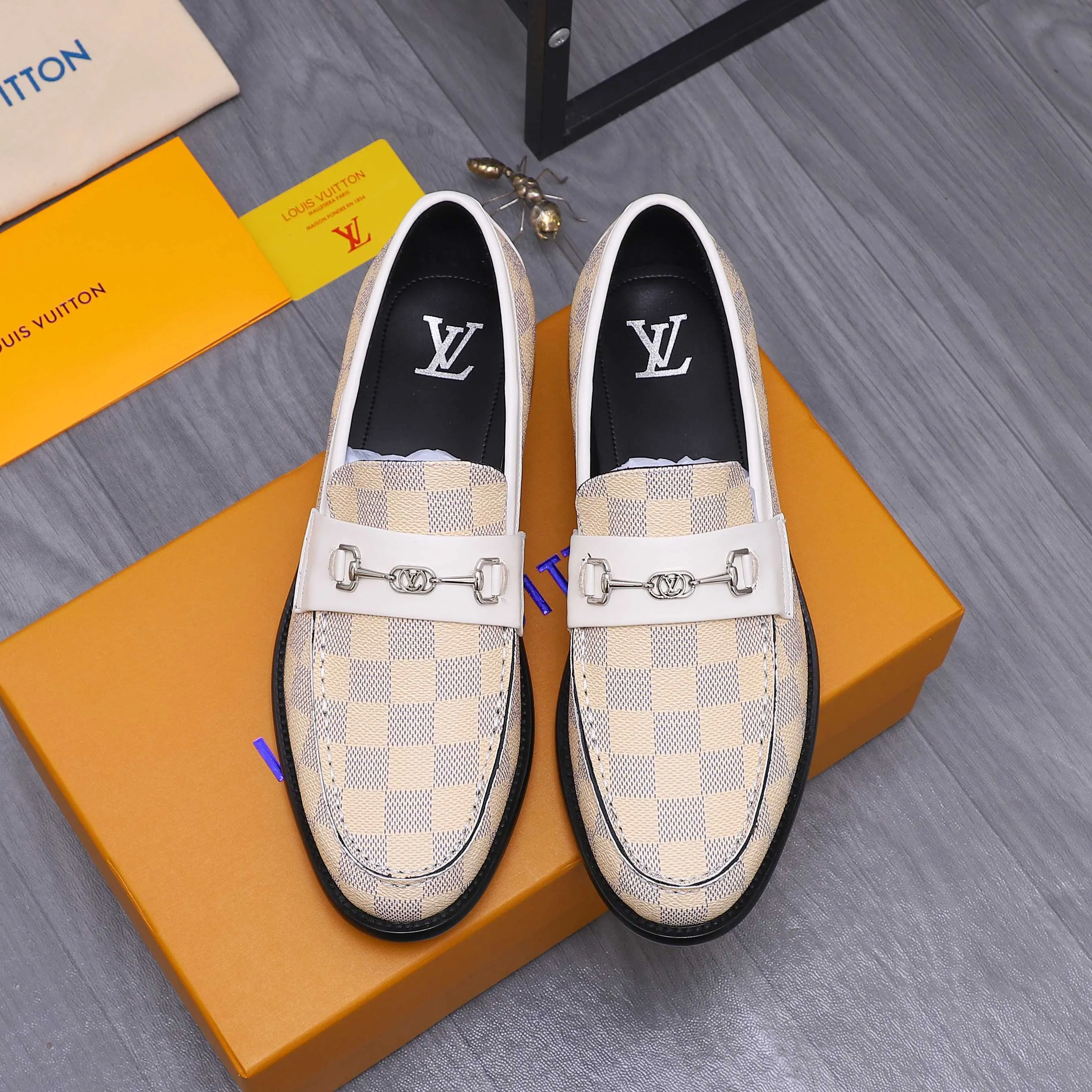 Men's shoes 💰660 Product trademark: LV [Louis Vuitton] business casual slip-on leather shoes, regular size. Size: 39-44 (38.45 custom-made, non-returnable) Product materials: Selected classic plaid upper, cowhide lining, original outsole